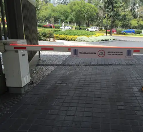 Instalación de barreras vehiculares y control de entradas